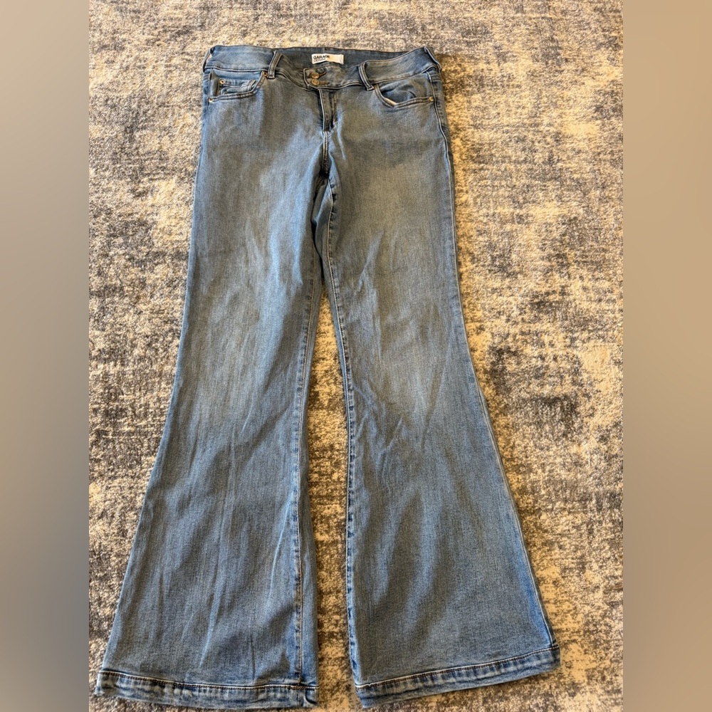 Garage Mid-Blue Low-Rise Flared Jeans